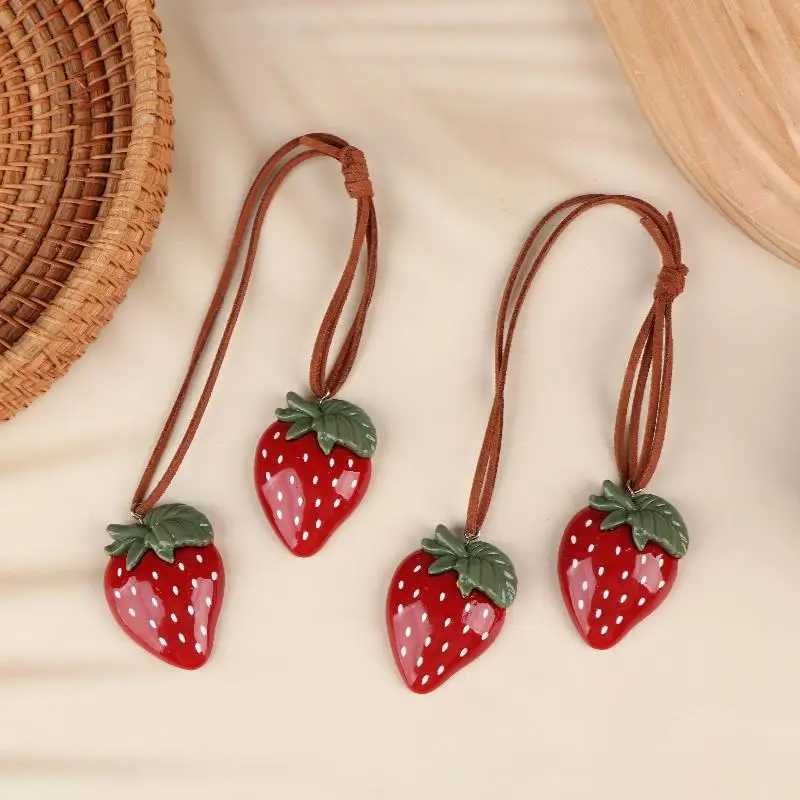 Luxury New Cute Strawberry Bag Pendant Braided Strawberry Ornaments Creative Keychain Strawberry Car Hanging Y250928as