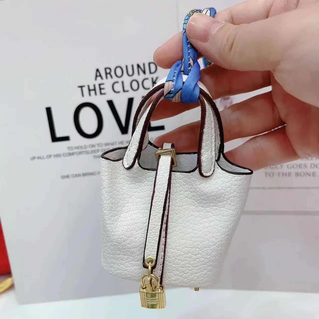 Luxury Cute Mini Basket Bag Pendant Cute Earphone Bag Bucket Bag Pendant Creative Car Key Bag Pendant Female Y250928as