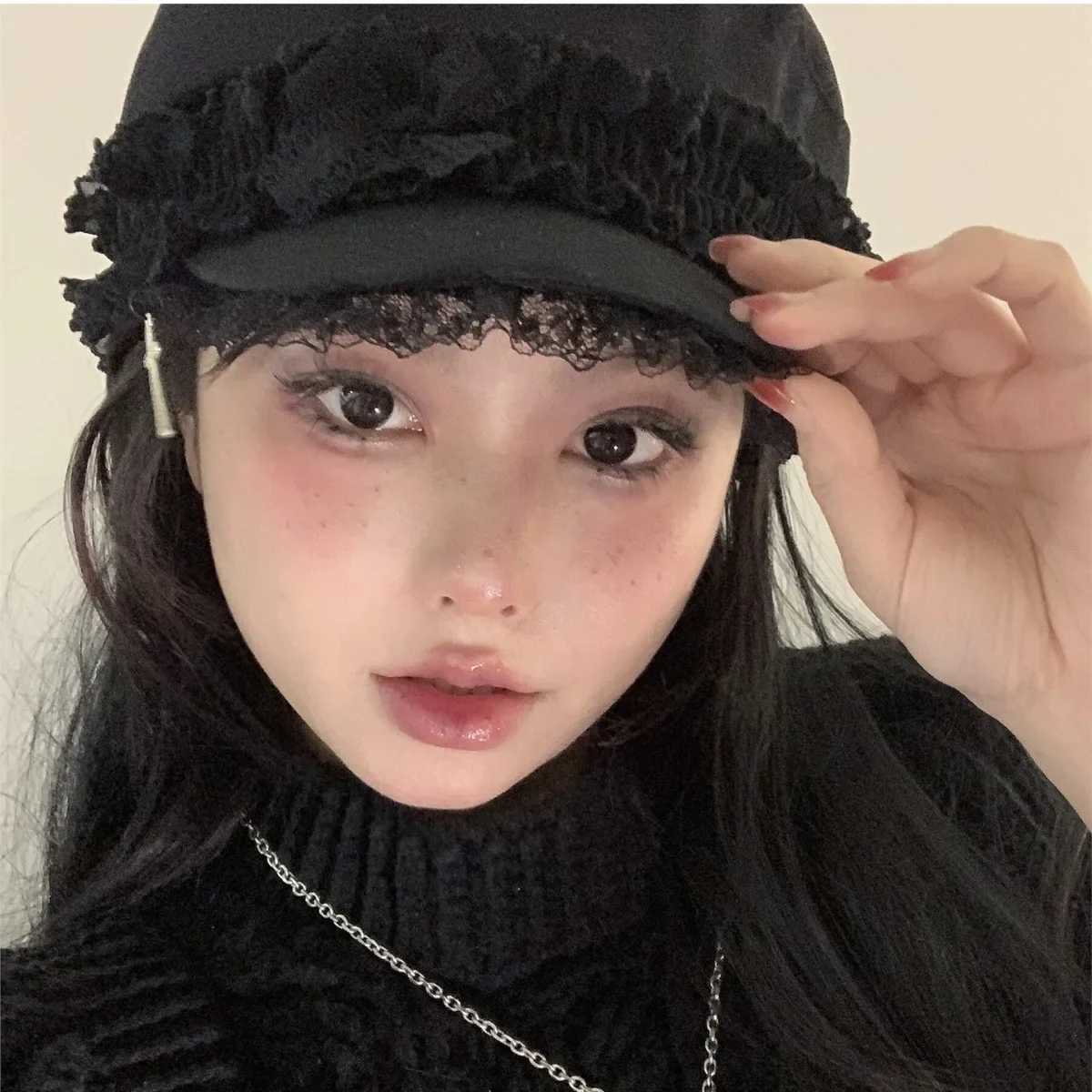 Winter Y2KHat designer Girl Millennium Double layer Lace Cross Dark Design Sense Beret Versatile Look Small Face beret V250928