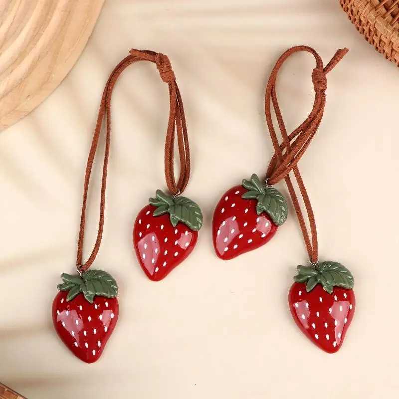 Luxury New Cute Strawberry Bag Pendant Braided Strawberry Ornaments Creative Keychain Strawberry Car Hanging Y250928as