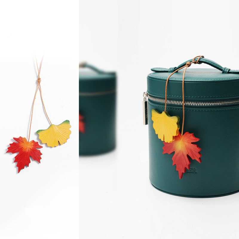 Luxury Bag Charm Handmade Leather Oak Leaf Ornaments For Womens Handbag Shoulder Bags Exquisite Keychain Accessories Gift Y250928as