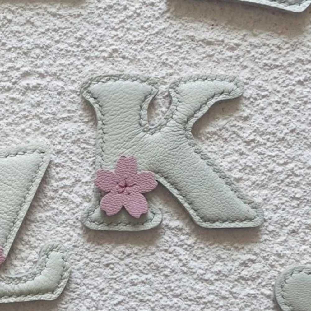 Luxury Creative High Quality Genuine Leather Initial Keychain Pendant Womens Fashion Candy Color Car Keychain Bag Phone Charm Gift Y250929as