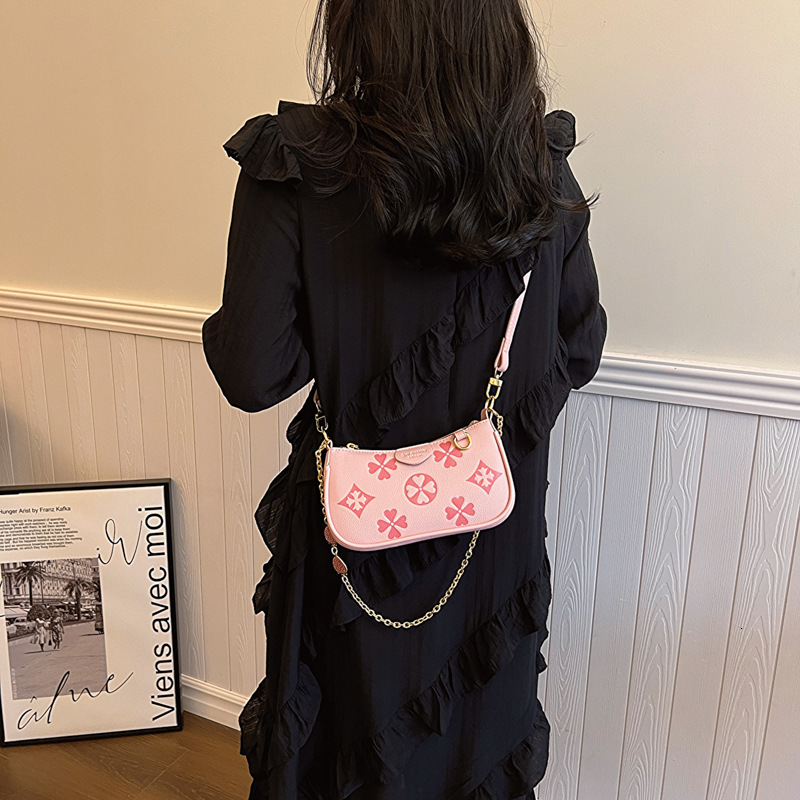 designer bag Embossed Four-Leaf Strawberry Diamond Pendant Chain Shoulder Simple Commuter Crossbody Underarm Bag