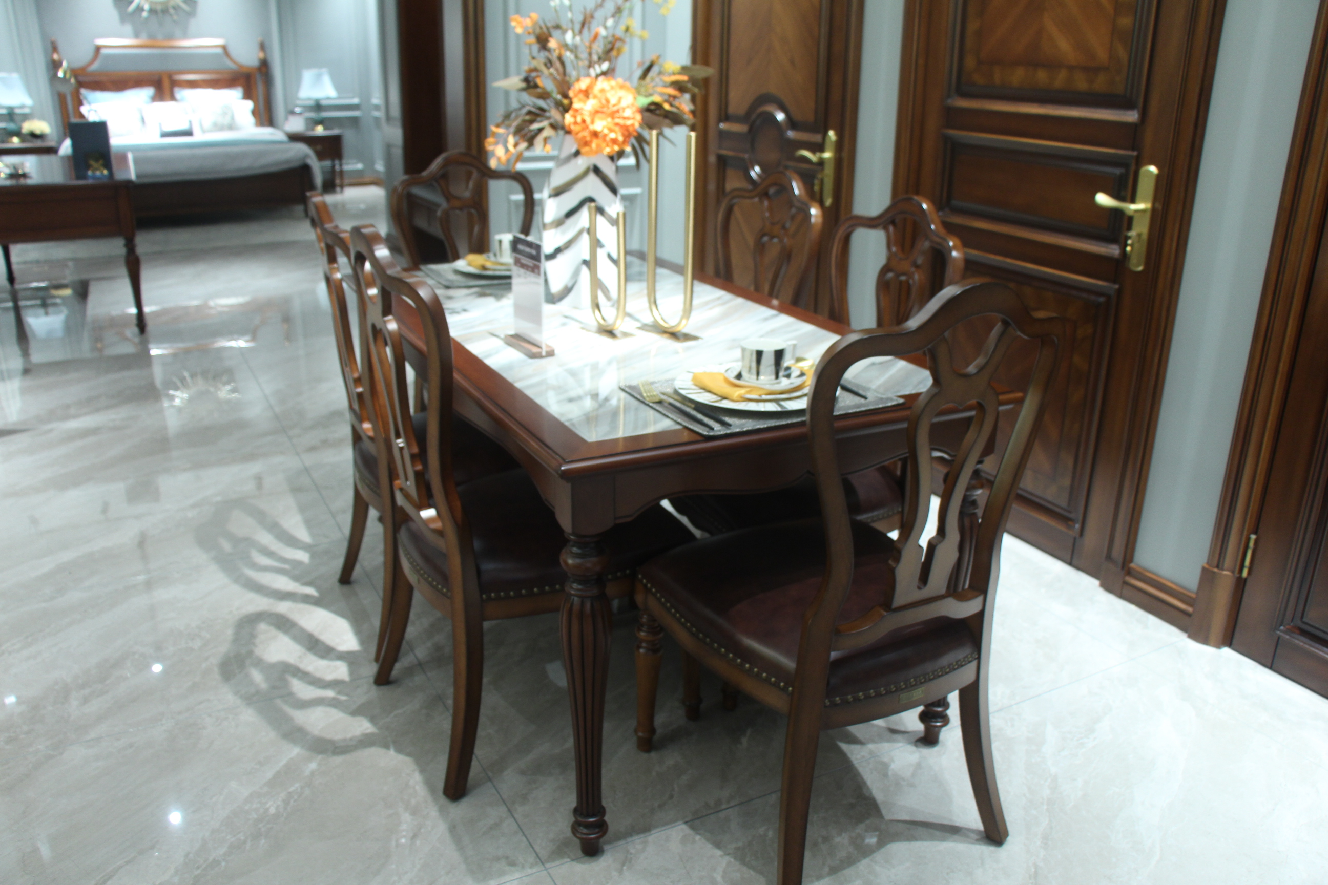Zhong zhixin European-style rectangular dining table with high-end luxurious design crafted from solid wood