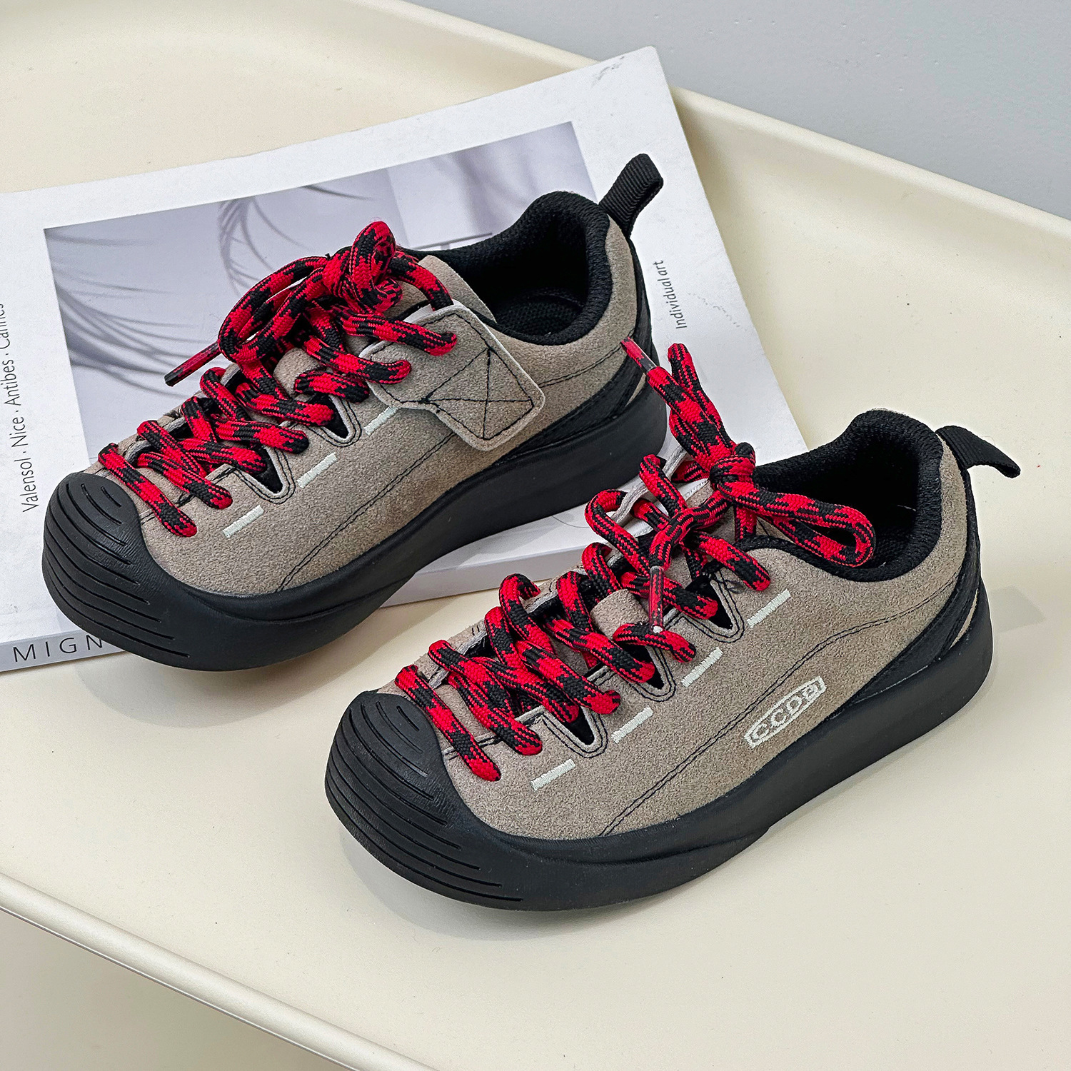 Lightweight anti Designer slip hiking shoes for children autumn and winter casual fashion new soft soled comfortable versatile designer