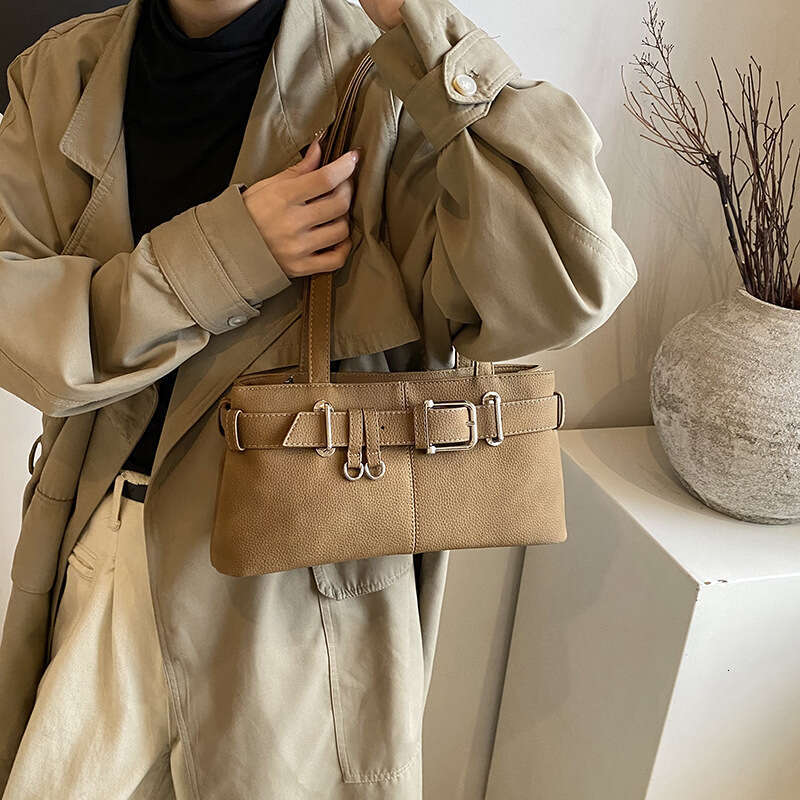 2025 New Autumn Winter Vintage Belt Lock Motorcycle Fashion Commuter Bag
