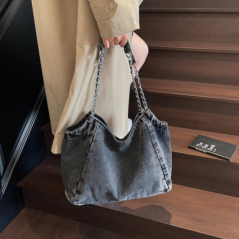 Casual Large Capacity Denim Tote for Women 2025 New Chain Single Shoulder Commuter Underarm Student Class Bag