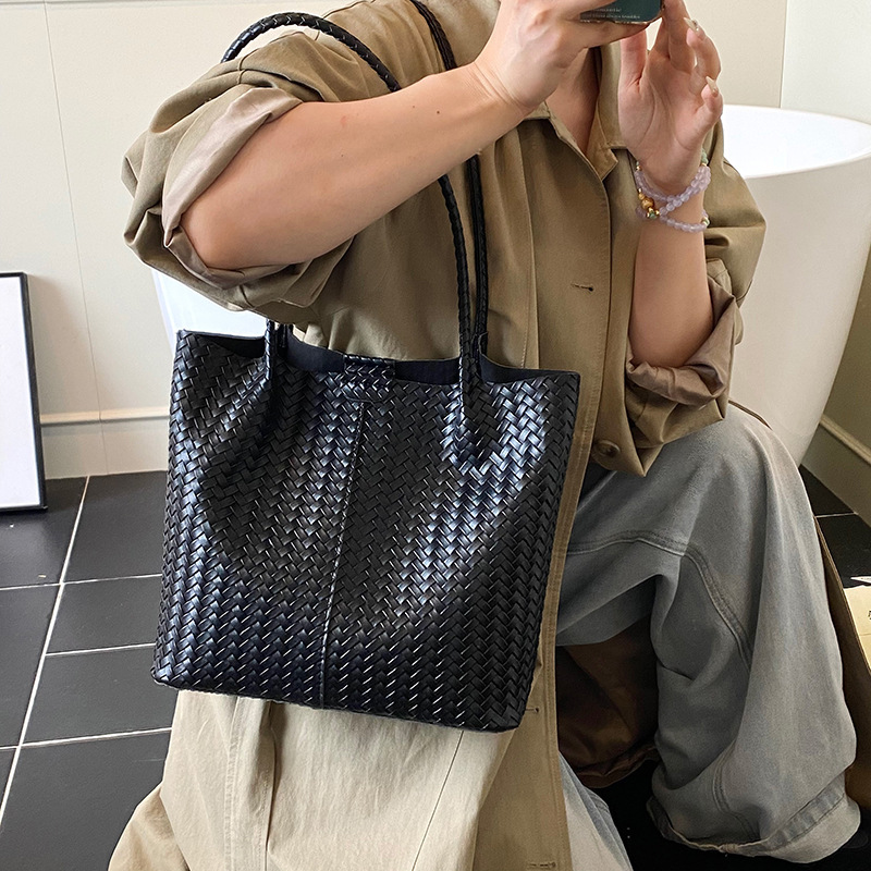 Free shipping designer Large Capacity Woven Tote Bag for Women 2025 New Fashion Versatile Casual Shoulder Bag High-end Underarm Bag Large Bag