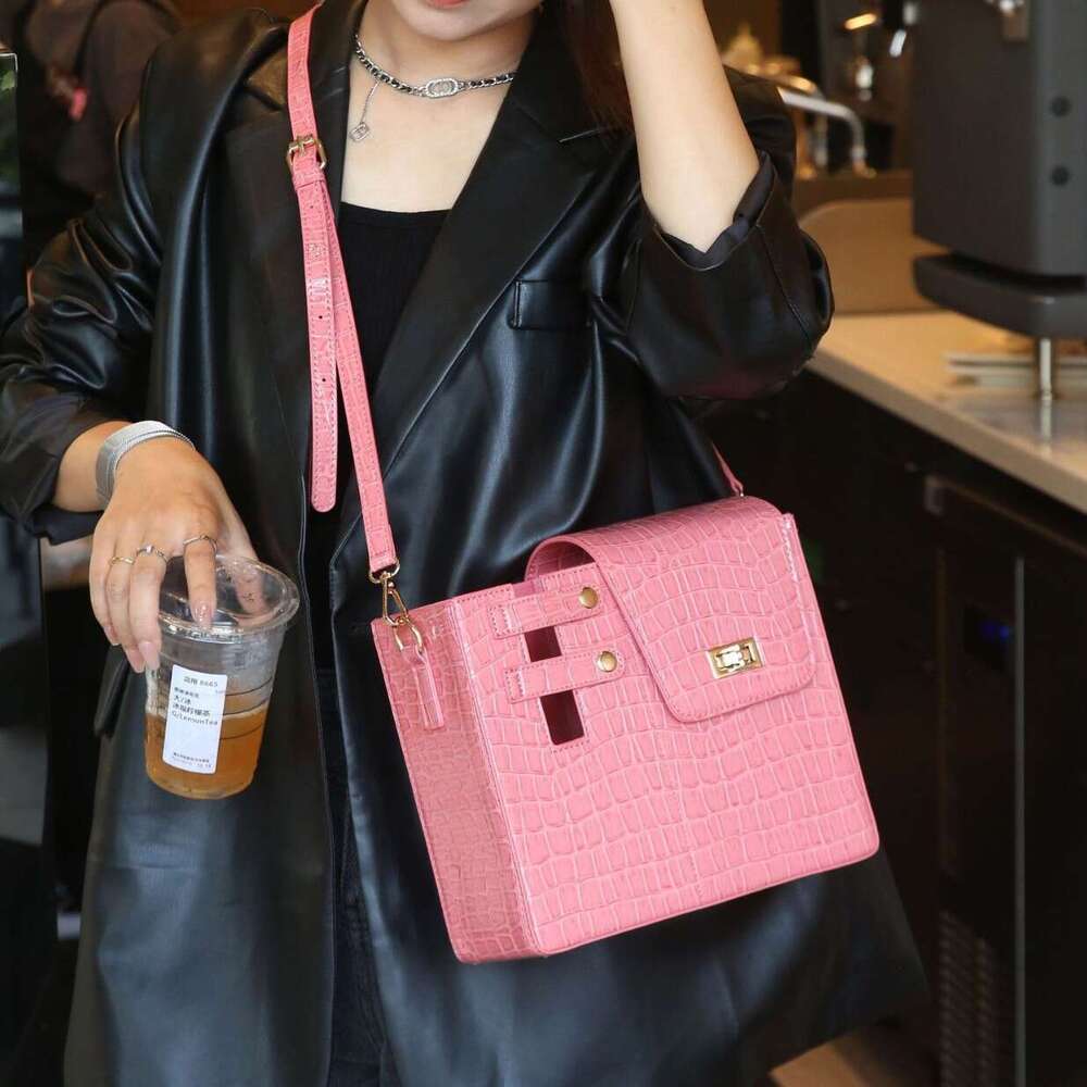 Portable Drink Bottle Water Trendy New Niche Design Large Insulated Cup Commuter Bag Single Shoulder Crossbody