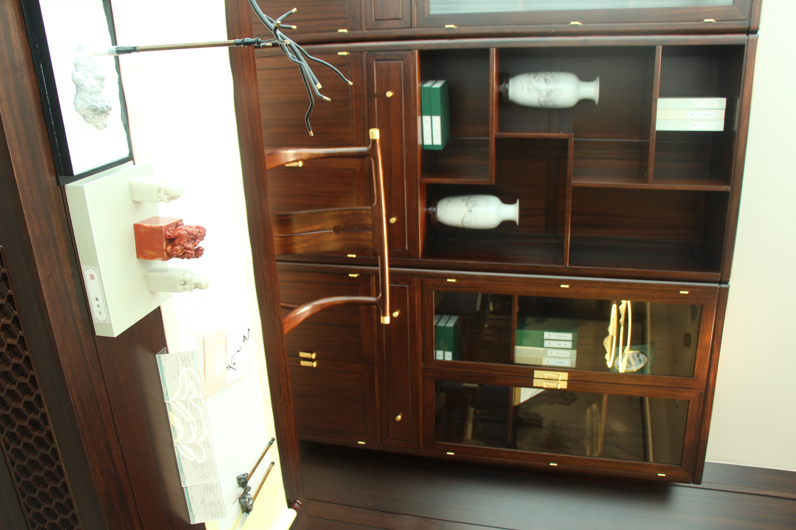 Zhong zhixin Ruimu Designer High-end Solid wood wardrobe Crafted with natural raw materials and artisanal care