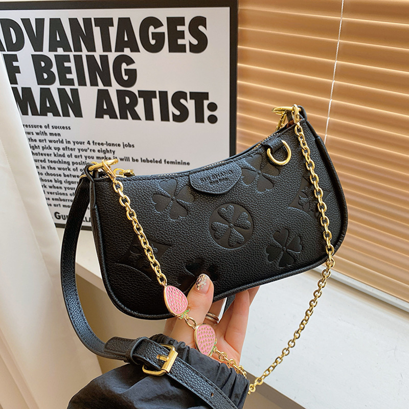 designer bag Embossed Four-Leaf Strawberry Diamond Pendant Chain Shoulder Simple Commuter Crossbody Underarm Bag