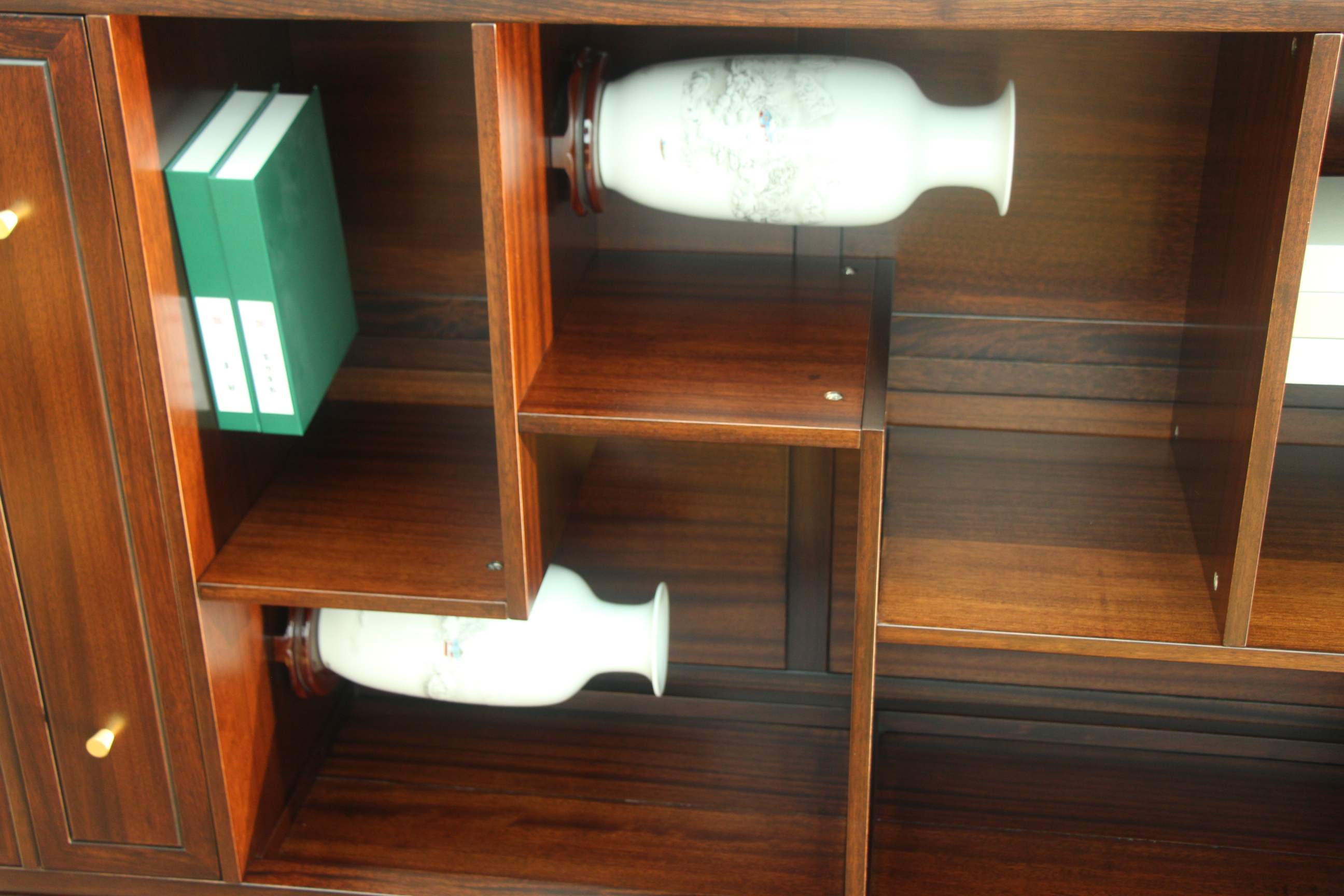 Zhong zhixin Ruimu Designer High-end Solid wood wardrobe Crafted with natural raw materials and artisanal care
