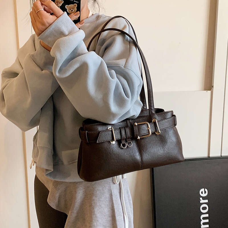 2025 New Autumn Winter Vintage Belt Lock Motorcycle Fashion Commuter Bag