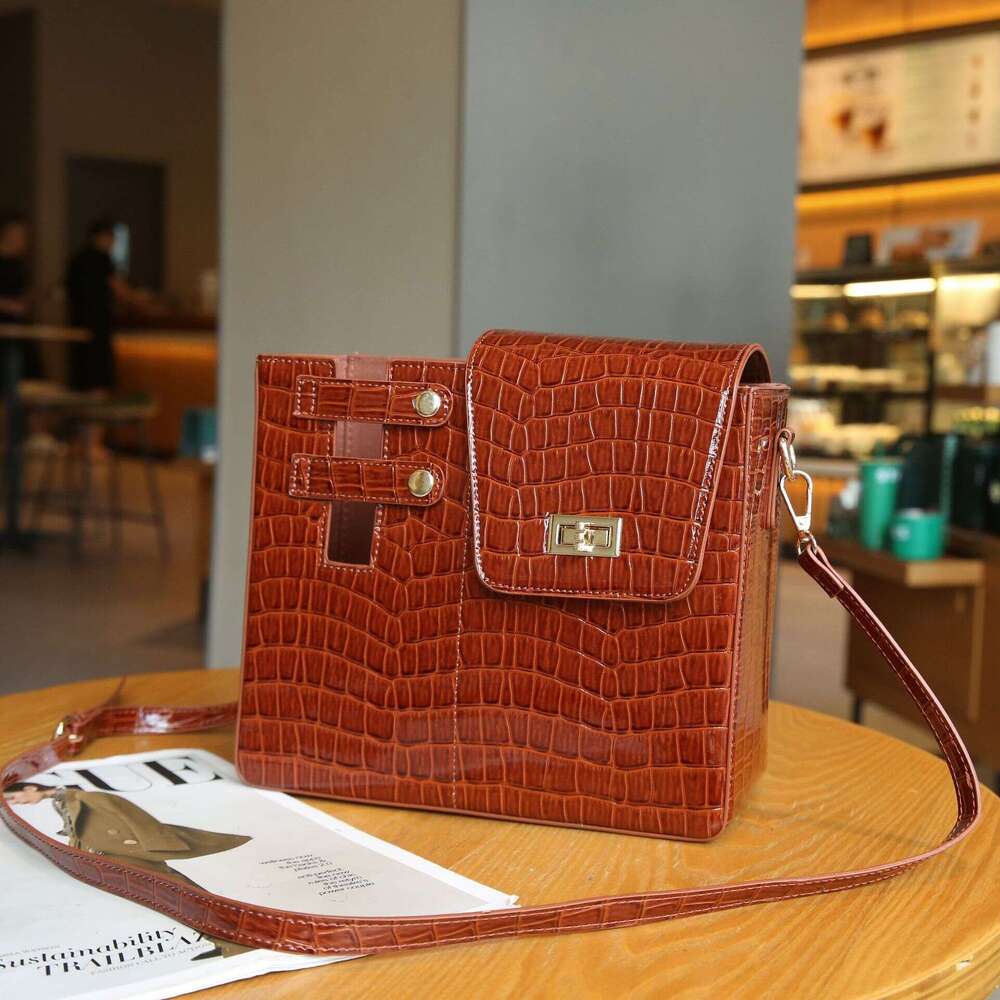 Portable Drink Bottle Water Trendy New Niche Design Large Insulated Cup Commuter Bag Single Shoulder Crossbody