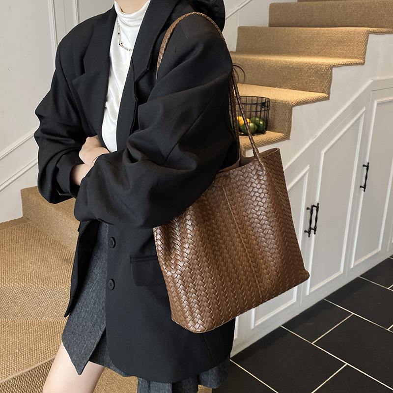 Free shipping designer Large Capacity Woven Tote Bag for Women 2025 New Fashion Versatile Casual Shoulder Bag High-end Underarm Bag Large Bag