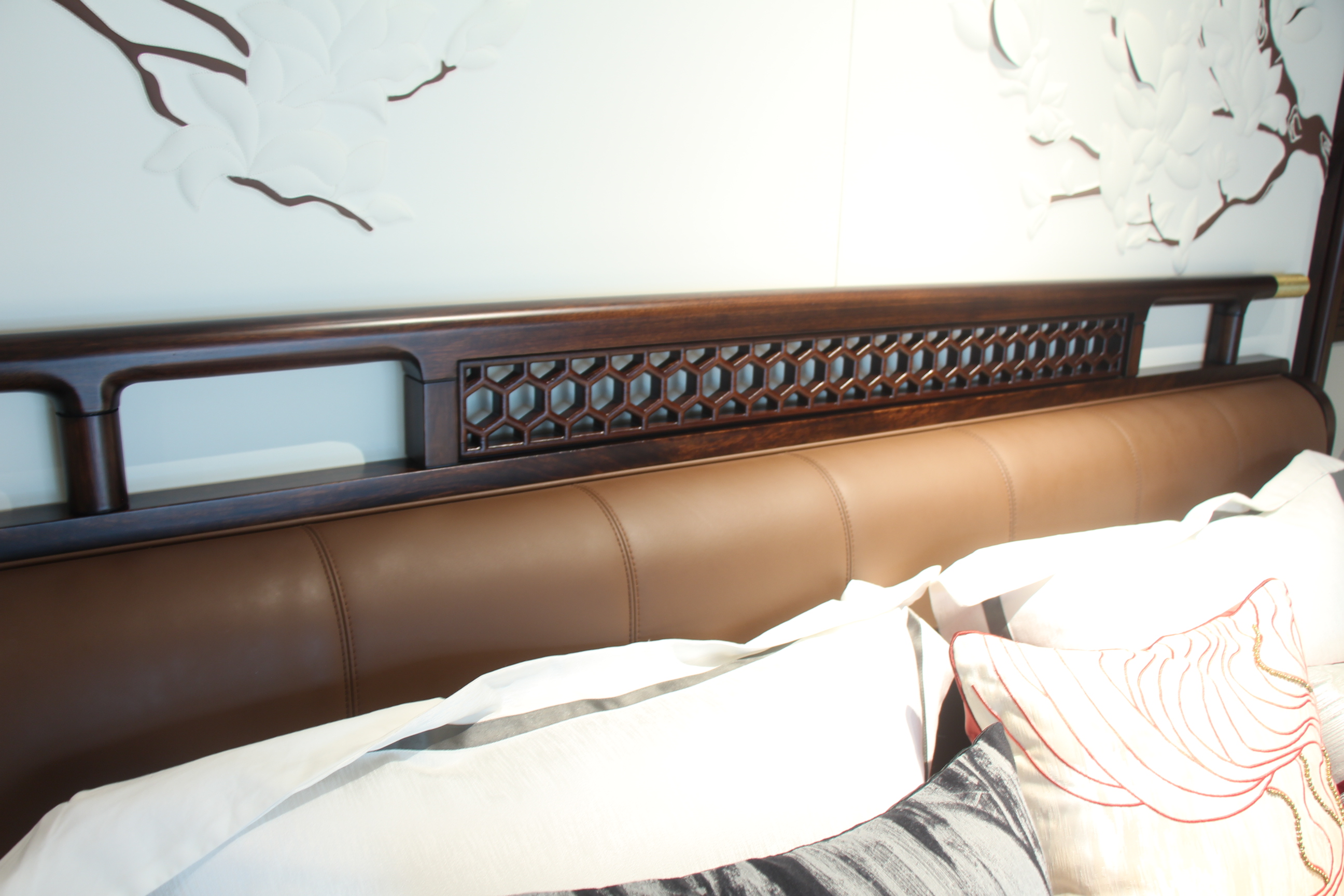 Zhong zhixin Ruimu High-end Solid Wood Genuine Leather Bed Luxury style Exquisite craftsmanship in design