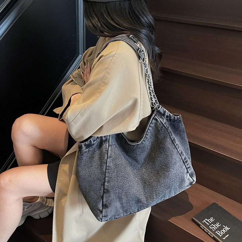 Casual Large Capacity Denim Tote for Women 2025 New Chain Single Shoulder Commuter Underarm Student Class Bag