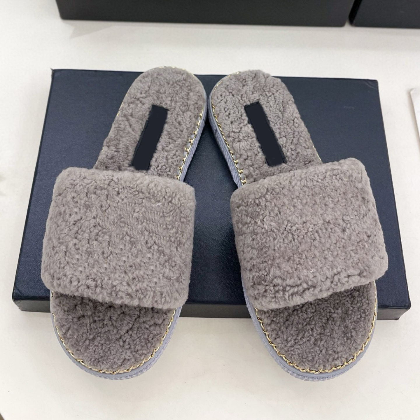 (Order by pic in opt, not by desc)New Fashion Shoes Women's Fuzzy Slippers with Decorative Chain - Non-Slip Sole Plush Slip-On Shoes, Cute Stylish Furry Slippers