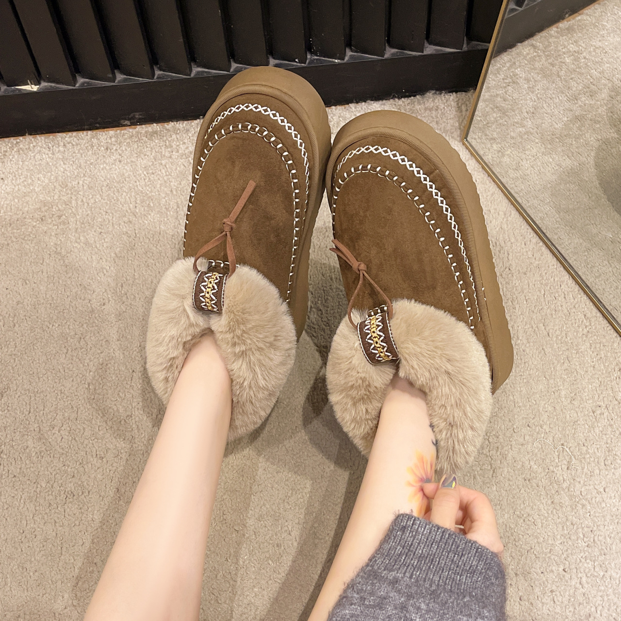 All-inclusive set winter cotton slippers for women with extra padding and thick soles for better traction r These warm fluffy snow boots are the new m