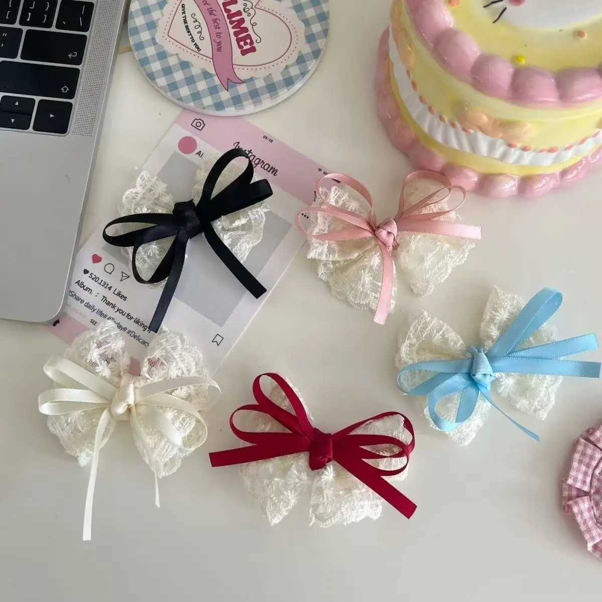 2Pcs Elegant Le Bow Hairpins Women Fashion Red Ribbon White Floral Design Travel Casual Hair cessory Elegant Hair Clip L250928YSF5