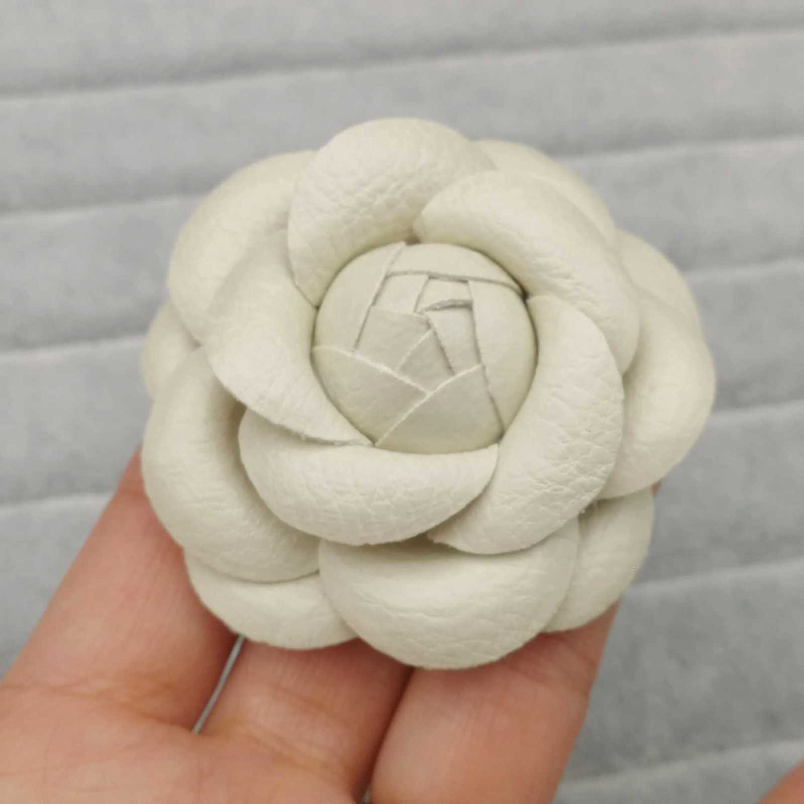 Korean Fabric Camellia Flower Brooch Pins Pearl Tassel Corsage Fashion Jewelry Brooches for Women Shirt Collar Accessories Gift Lounge decoration