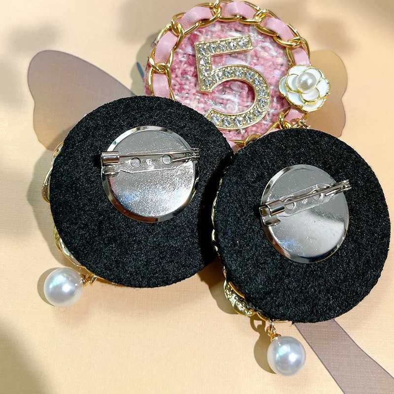 Highend Digital Crystal Pearl Brooch Camellia Flower Badge Korean Fashion Clothing Sweater Lapel Pins for Women Accessories