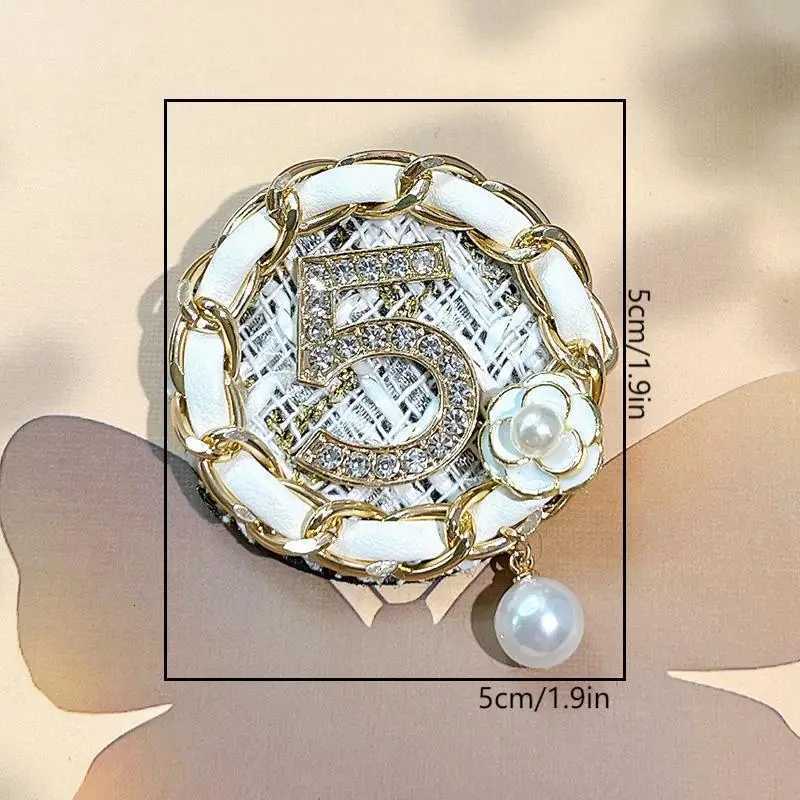 Highend Digital Crystal Pearl Brooch Camellia Flower Badge Korean Fashion Clothing Sweater Lapel Pins for Women Accessories