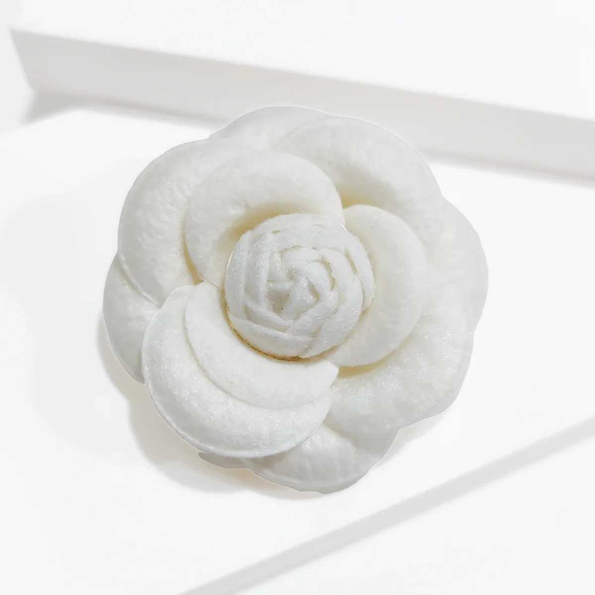 Fashion New Retro Camellia Brooch For Women Luxury Design Classic Clothing Laple Pins Accessories Fabric Flower Brooches Jewelry
