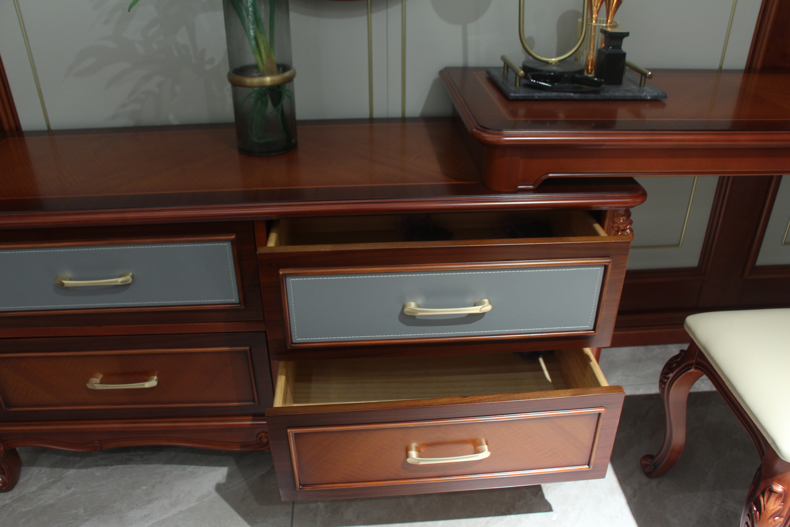 Zhong zhixin High-end designer luxury bedroom set crafted with solid wood and genuine leather