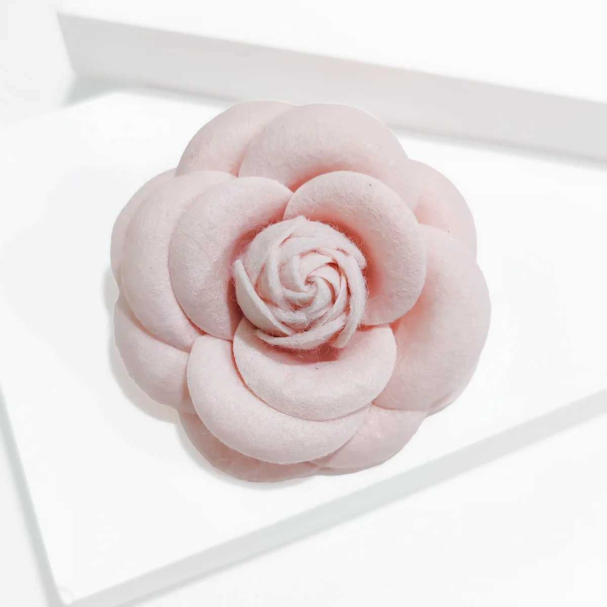 Fashion New Retro Camellia Brooch For Women Luxury Design Classic Clothing Laple Pins Accessories Fabric Flower Brooches Jewelry