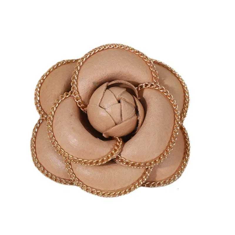Fashion Elegant Fabric Camellia Flower Brooch Pearl Crystal Lapel Pins for Women Fashion Wedding Party Corsage Jewelry Accessories awe Y250930