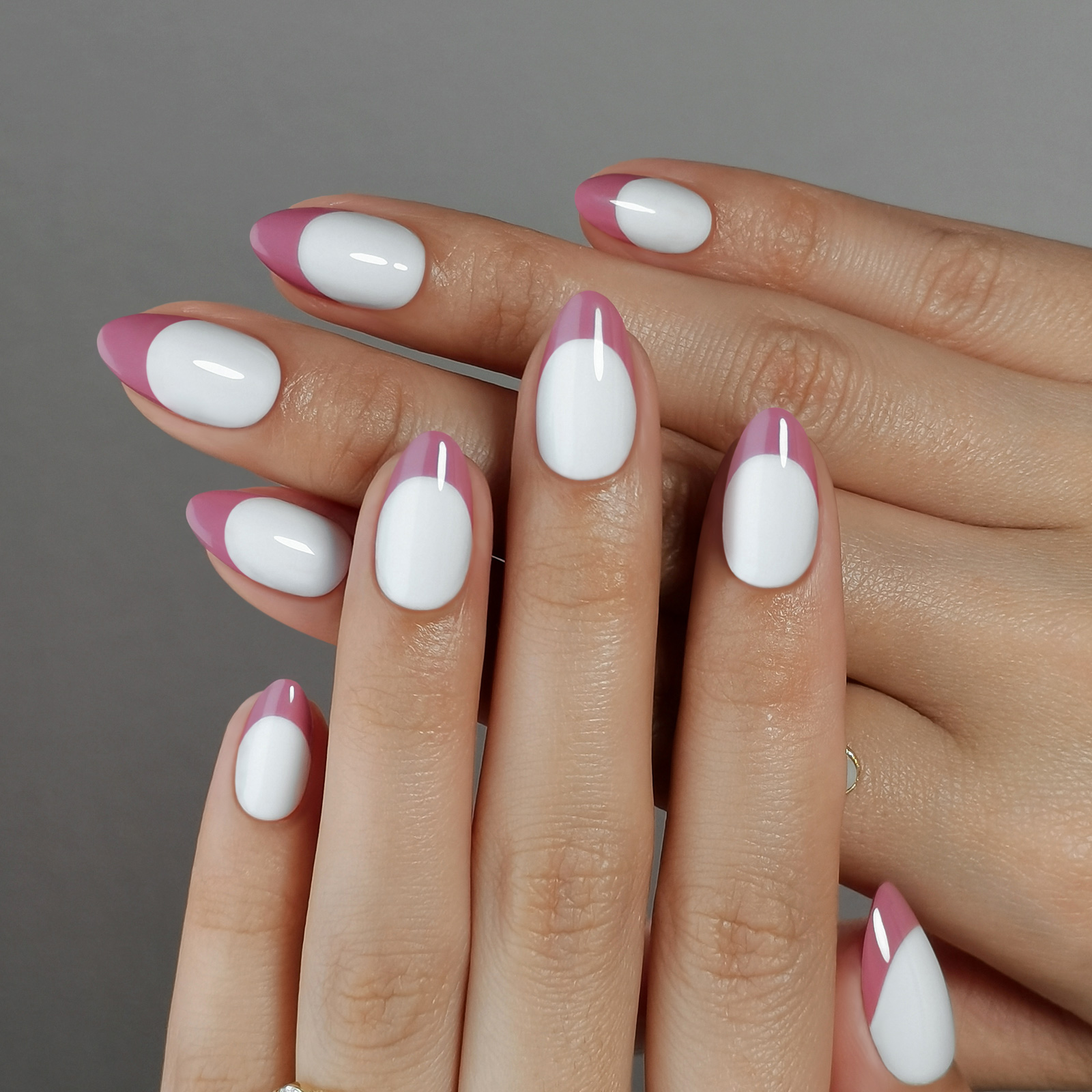 Rose - red French - style almond - shaped press - on nail stickers + adhesive. There are 16 sizes available, and each pack contains 32 reusable fake n