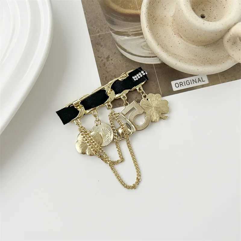 Fashion luxury designer jewelry Chain brooches pearl pin coat accessories brooches for womens clothing free shipping wer Y250930