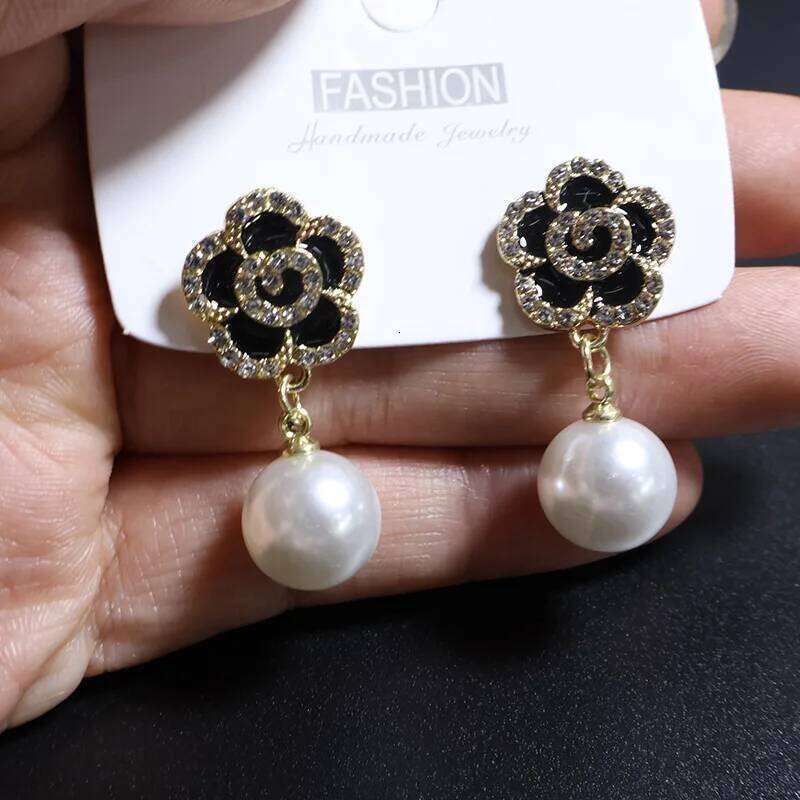 Black camellia necklace stud earrings set xiaoxiangfeng stainless steel chain retro light imitation pearl earring jewelry