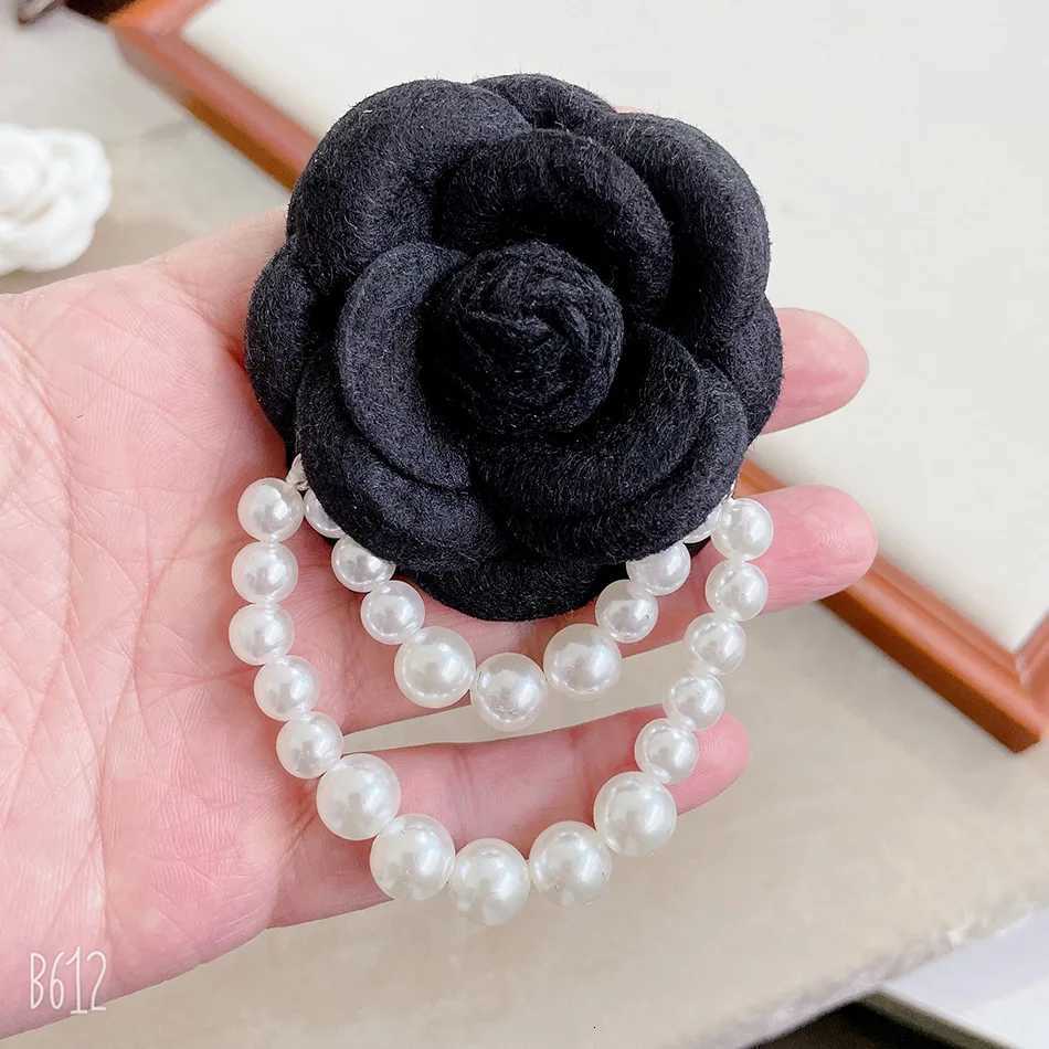 Korean Fabric Camellia Flower Brooch Pins Pearl Tassel Corsage Fashion Jewelry Brooches for Women Shirt Collar Accessories Gift Lounge decoration
