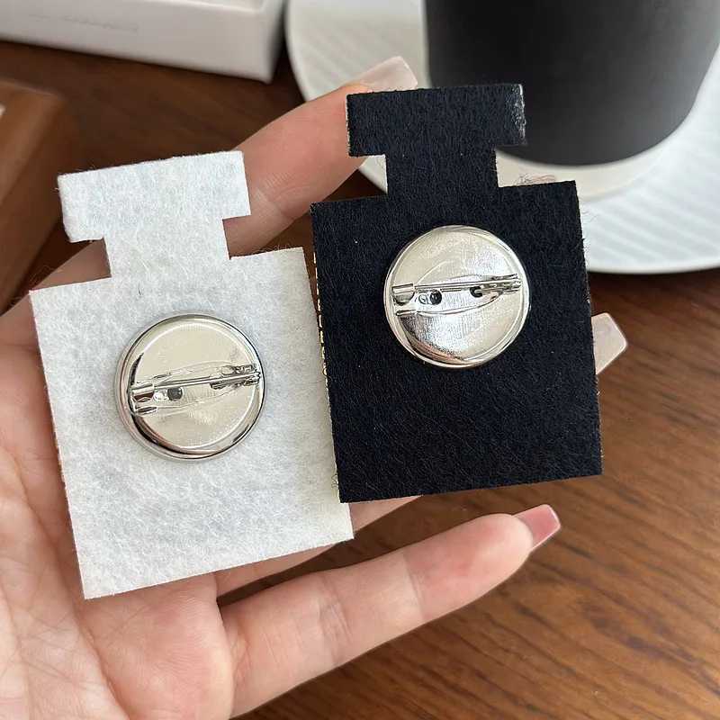 Fashion Vintage Perfume Bottle Camellia Brooch Pins for Women Highend Rhinestone Crystal Flower Badge Elegant Jewelry Accessories wer Y250930