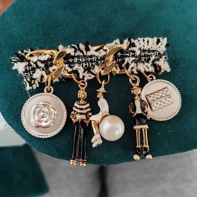 Fashion Classic Pearl Brooches for Women Trendy Luxury Jewelry with Tassel Chain Perfect DIY Party Clothes Accessory Y250930