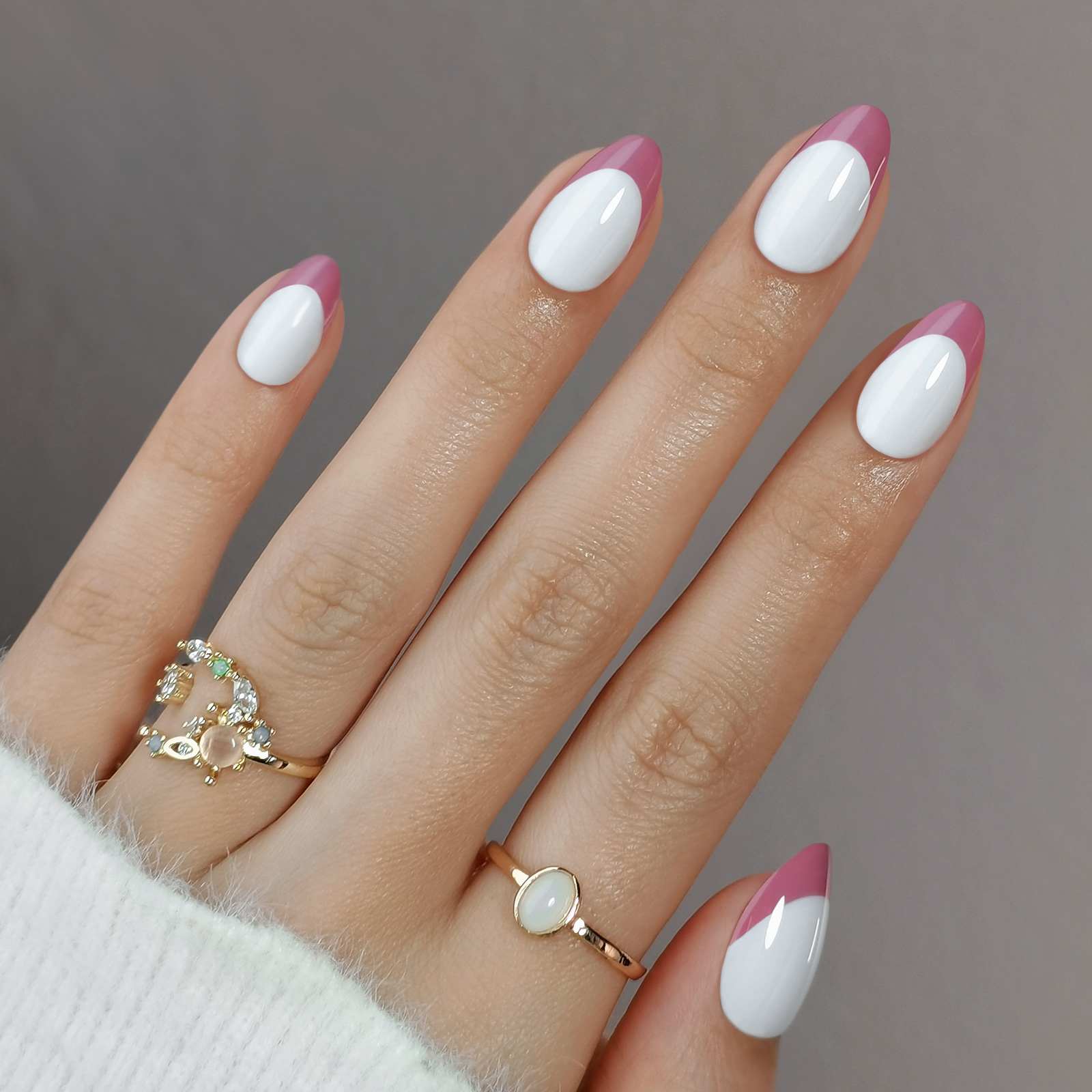 Rose - red French - style almond - shaped press - on nail stickers + adhesive. There are 16 sizes available, and each pack contains 32 reusable fake n