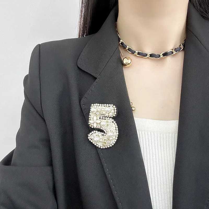 Fashion Korean Style Number 5 Pearl Crystal Badges Pin For Women Men Fashion Elegant Exquisite Classic Clothing Coat Brooch Accessories awe Y250930