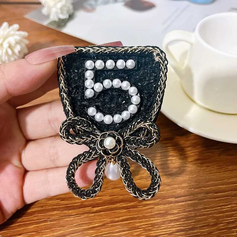 Fashion Korean Pearl Bow Brooches for Women Camellia Flower Corsage Number Lapel Pins Badge Luxulry Jewelry Clothing Accessories