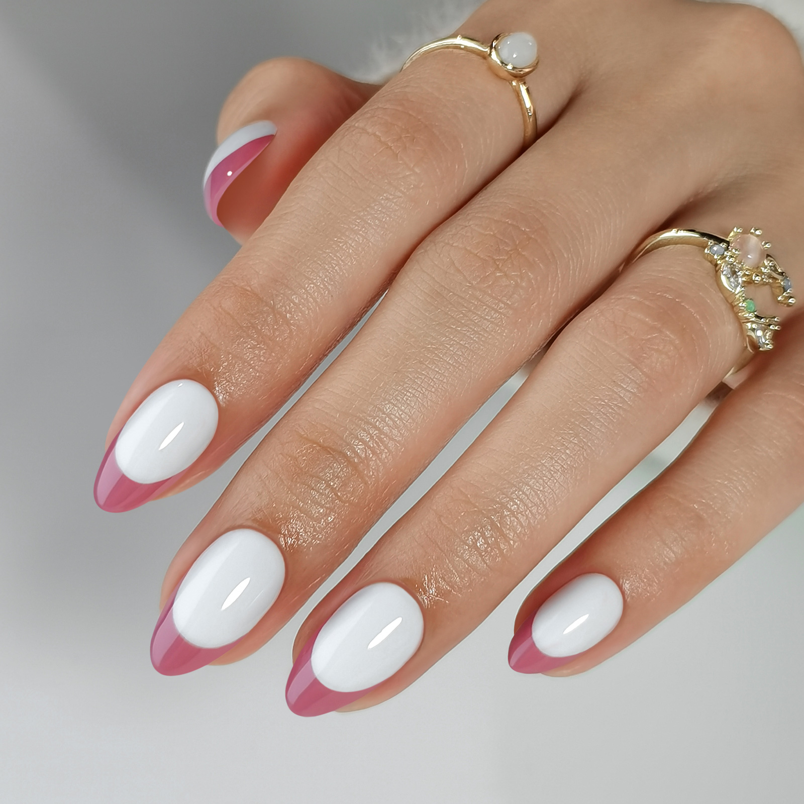 Rose - red French - style almond - shaped press - on nail stickers + adhesive. There are 16 sizes available, and each pack contains 32 reusable fake n