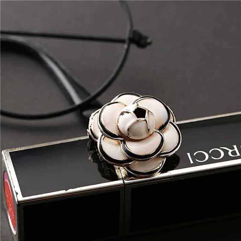 Fashion Luxury big brand small black white camellia brooch Party catwalk fashion flower brooches badge pin for Woman Y250930qws