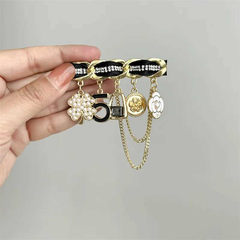 Fashion luxury designer jewelry Chain brooches pearl pin coat accessories brooches for womens clothing free shipping wer Y250930