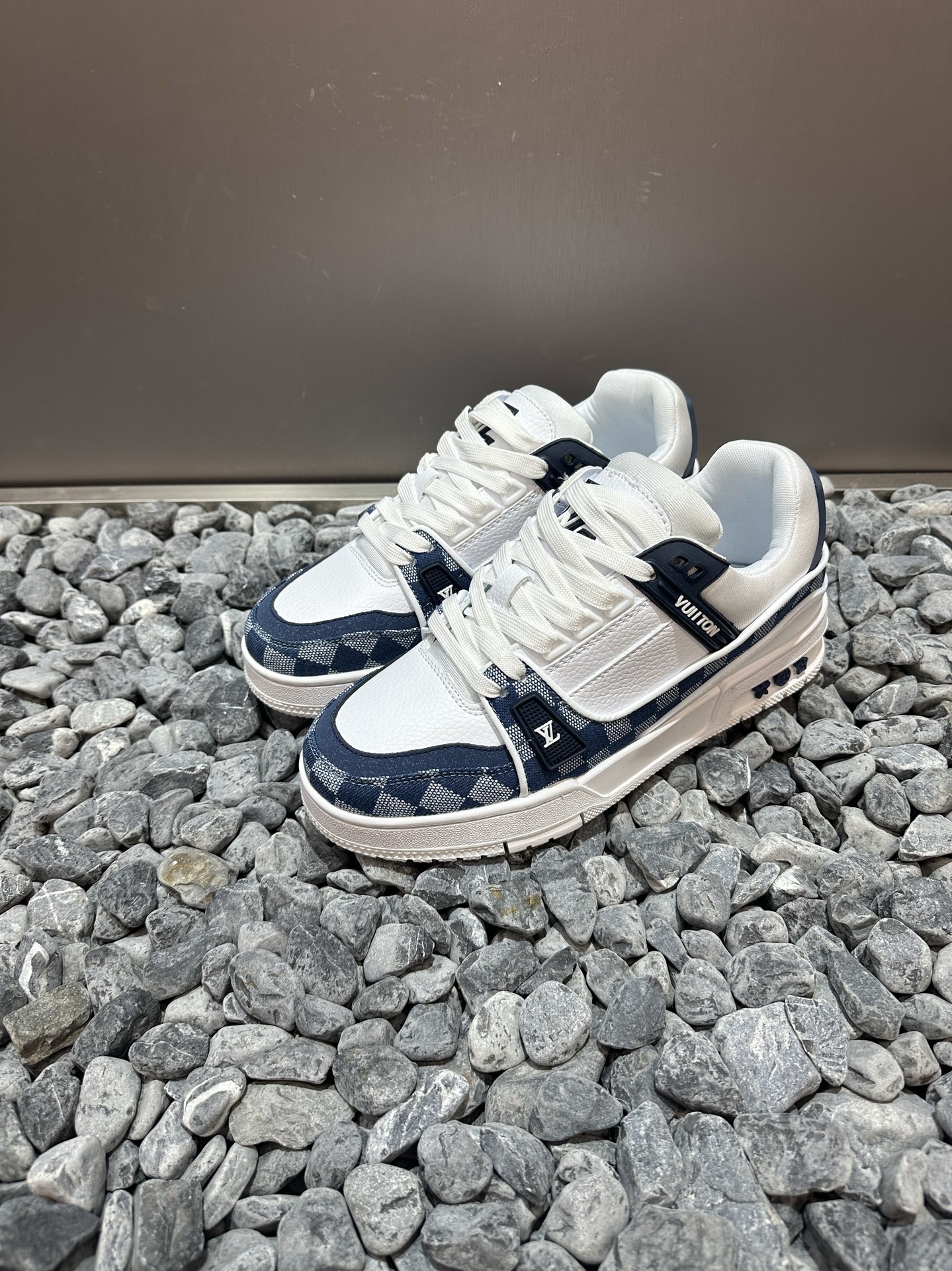 Designer shoes free shipping New fashionable and versatile couple shoes with soft soles and casual height increasing board shoes black white blue grey