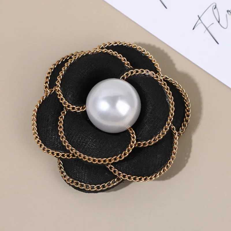 Fashion Elegant Fabric Camellia Flower Brooch Pearl Crystal Lapel Pins for Women Fashion Wedding Party Corsage Jewelry Accessories awe Y250930