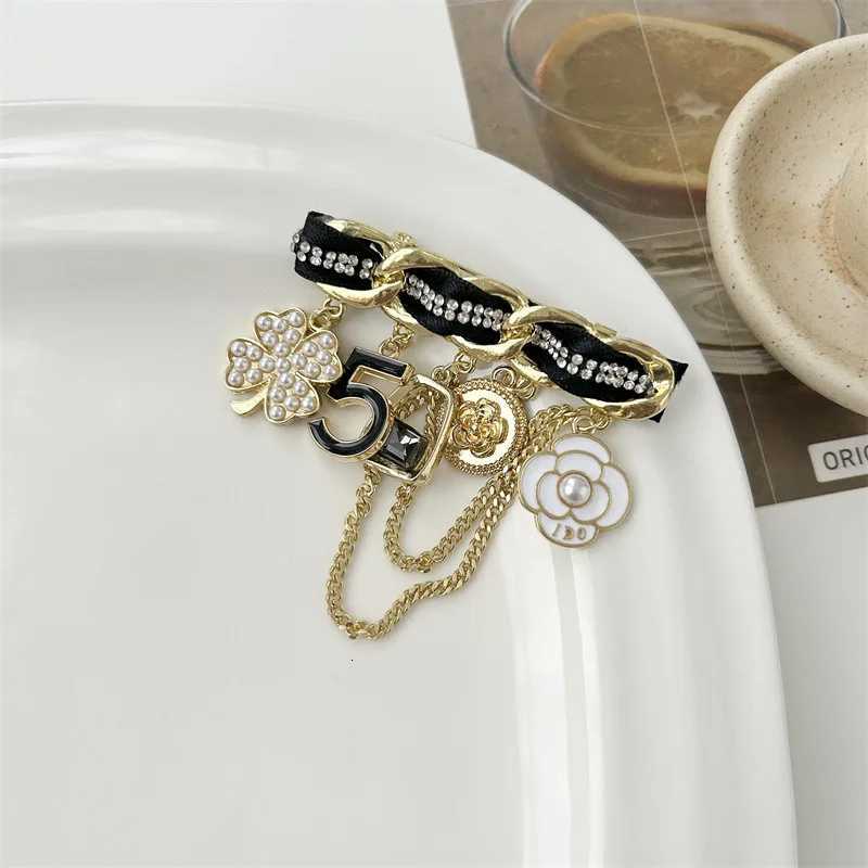 Fashion luxury designer jewelry Chain brooches pearl pin coat accessories brooches for womens clothing free shipping wer Y250930