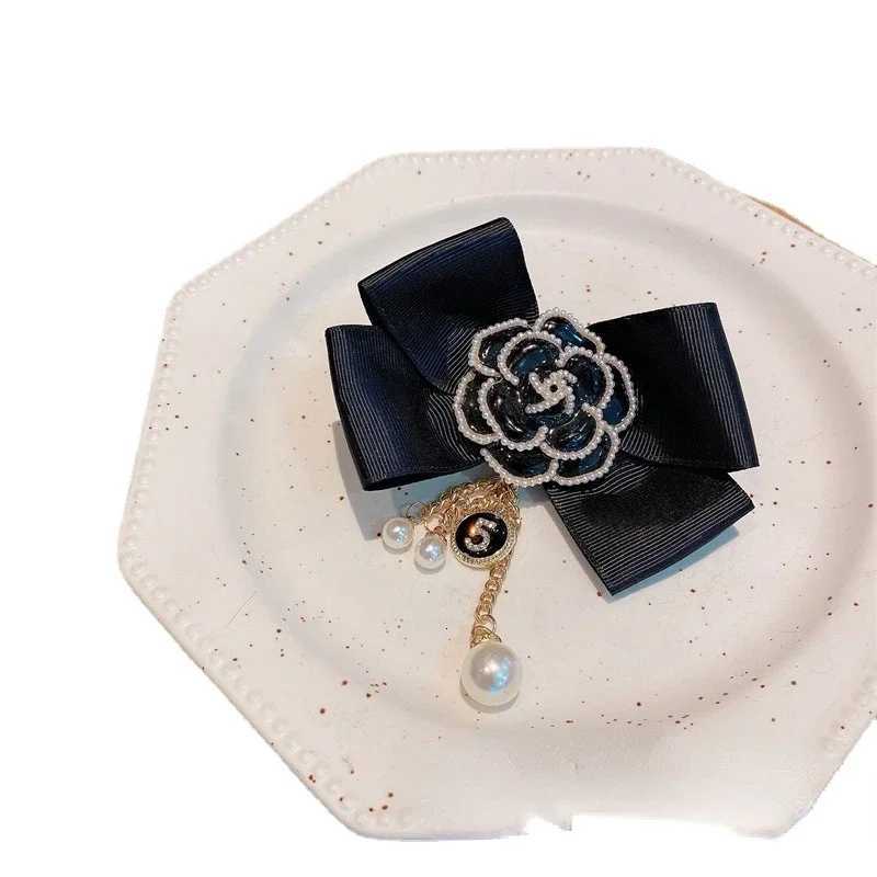 Fashion Highend Fabric Bow Brooch Camellia Flower Pearl Tassel Corsage Lapel Pins Suit Sweater Badge Luxulry Brooches for Women Jewelry awe Y250930
