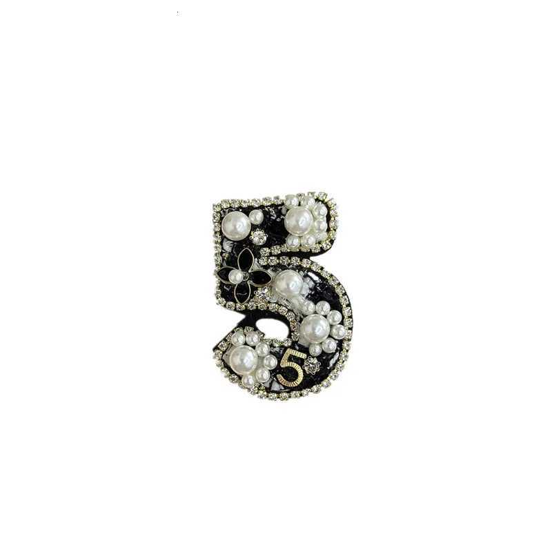 Fashion Korean Style Number 5 Pearl Crystal Badges Pin For Women Men Fashion Elegant Exquisite Classic Clothing Coat Brooch Accessories awe Y250930