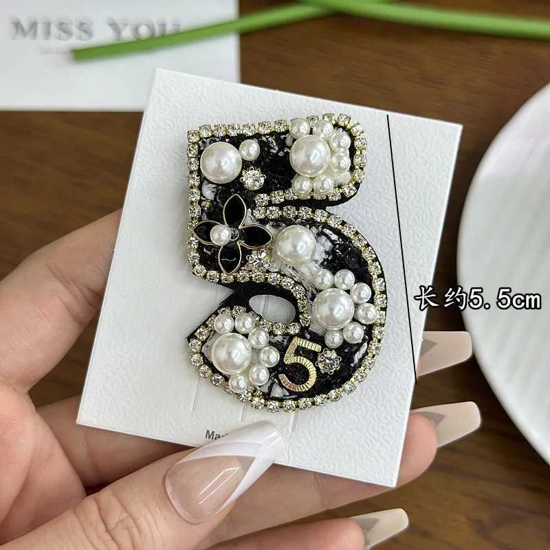 Fashion Korean Style Number 5 Pearl Crystal Badges Pin For Women Men Fashion Elegant Exquisite Classic Clothing Coat Brooch Accessories awe Y250930