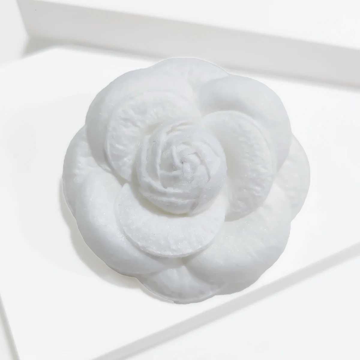 Fashion New Retro Camellia Brooch For Women Luxury Design Classic Clothing Laple Pins Accessories Fabric Flower Brooches Jewelry